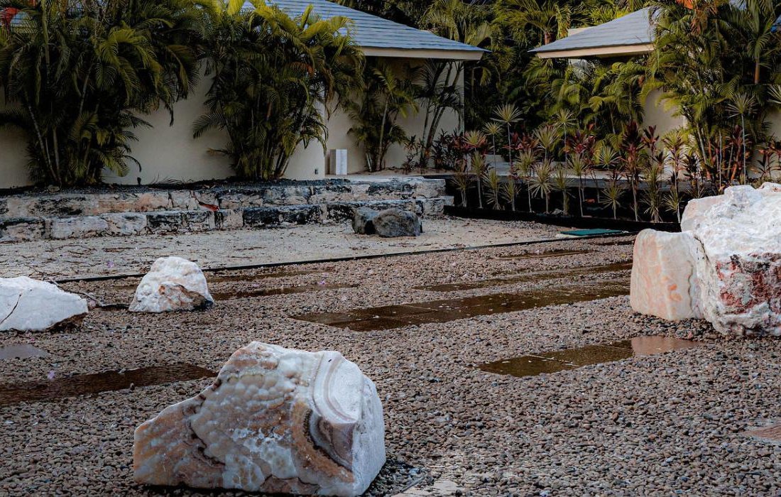 Las 128 suites del hotel están en perfecta armonía con su entorno y se distribuyen alrededor de cenotes, lagunas, ríos o el mar caribe. Blue Diamond Luxury Boutique Hotel Riviera Maya Las 128 suites del hotel están en perfecta armonía con su entorno y se distribuyen alrededor de cenotes, lagunas, ríos o el mar caribe. Blue Diamond Luxury Boutique Hotel Riviera Maya