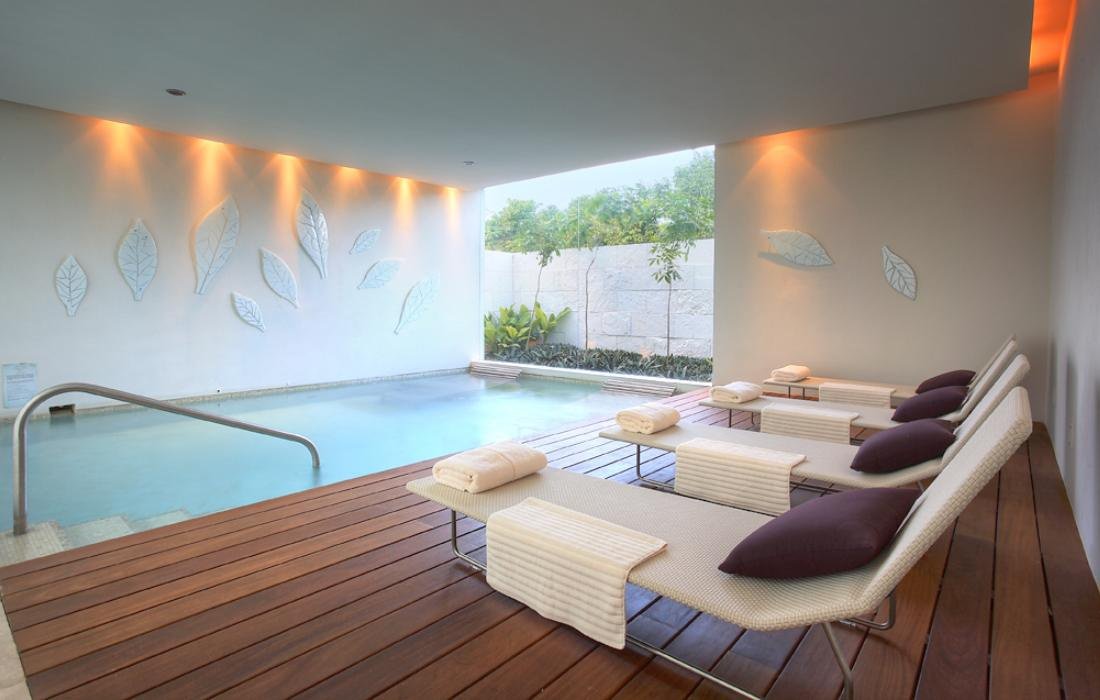 El exterior y los espacios abiertos están creados para el disfruta del cliente mientras que los interiores juegan un rol en la creación de atmósferas y espacios.  Blue Diamond Luxury Boutique Hotel Riviera Maya