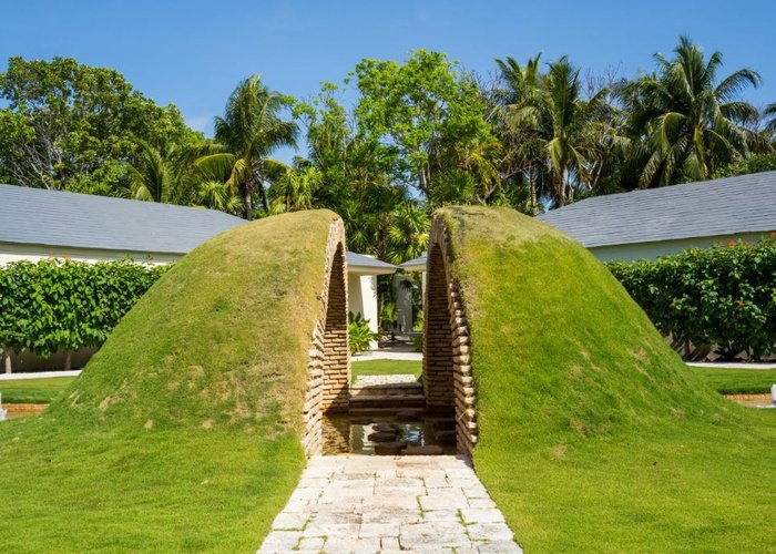 El arte y la naturaleza se unen en este paraíso abierto a la interpretación de quien lo recorra.  Blue Diamond Luxury Boutique Hotel Riviera Maya