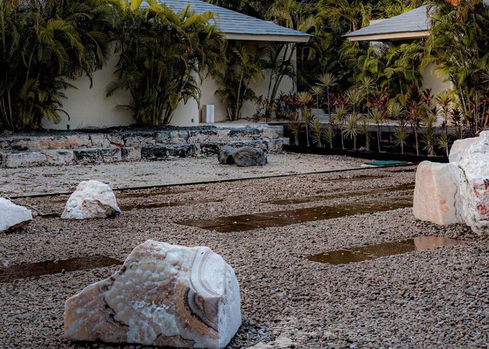 Las 128 suites del hotel están en perfecta armonía con su entorno y se distribuyen alrededor de cenotes, lagunas, ríos o el mar caribe.  Blue Diamond Luxury Boutique Hotel Riviera Maya
